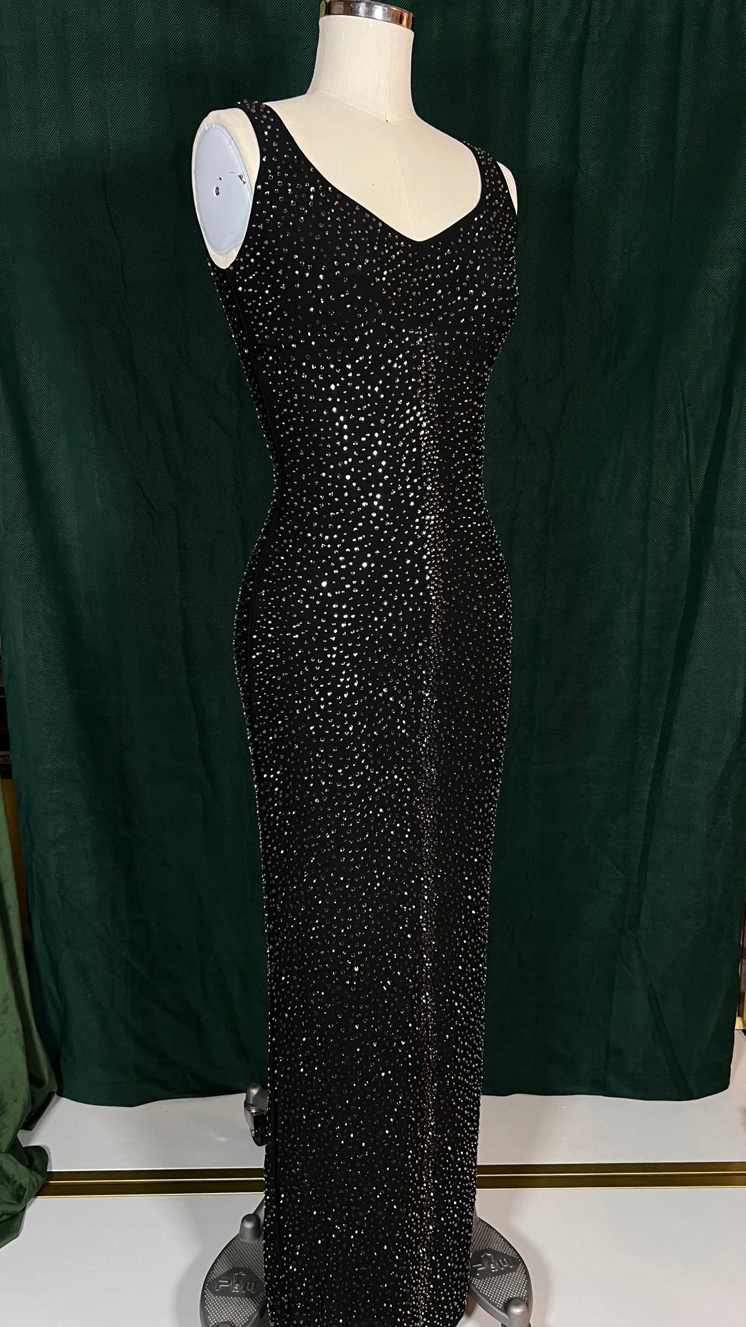 happy birthday jfk dress Let's talk about the iconic dress Marilyn Monroe wore to wish President Kennedy  a Happy Birthday.  On May 19, 1962, Marilyn stunned in a super sheer,  skin-coloured Bob Mackie/Jean Louis gown,